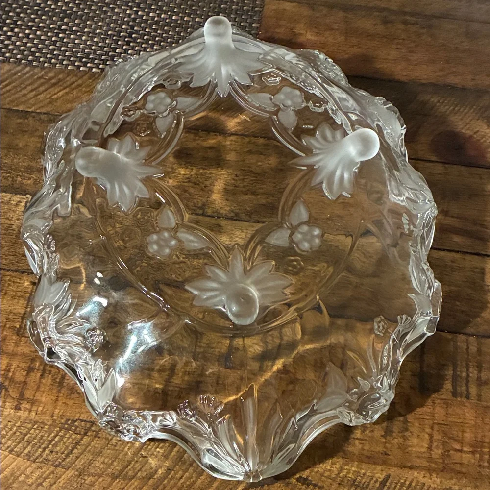 Elegant Clear Glass Serving Bowl - Picture 3 of 4